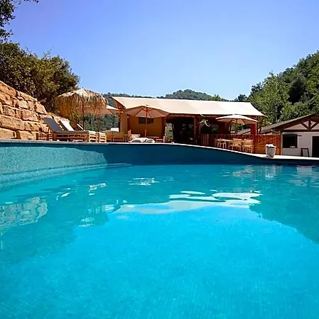 Glamping Bora אכסניה *